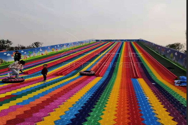Theme park dry rainbow slide