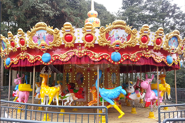 How Can Queue Design Improve Hourly Throughput for a High-Traffic Outdoor Carousel?